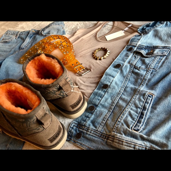 UGG Size 7 Mini Boot Graffiti UGG Orange/Tan/Brown - Picture 6 of 16